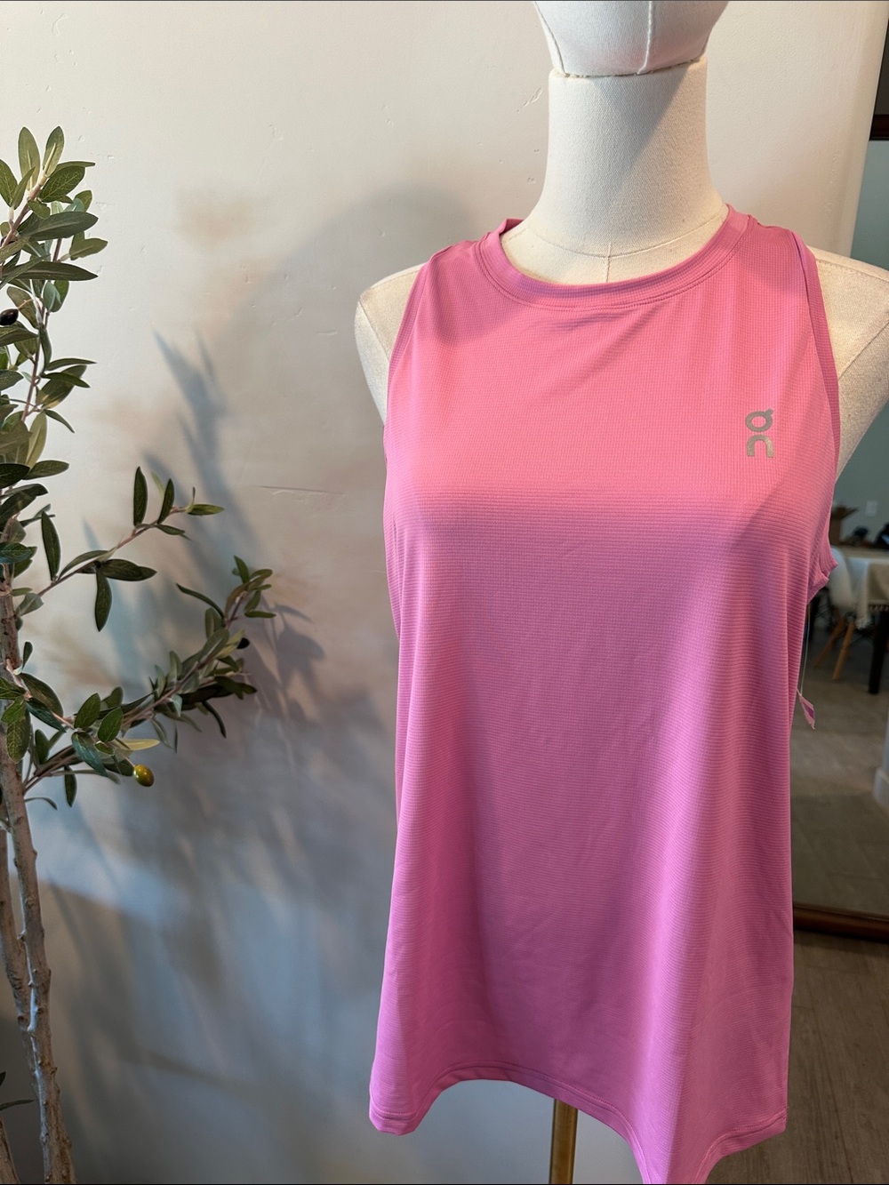 On Women's Core Pink Running Tank New! - Picture 9 of 13